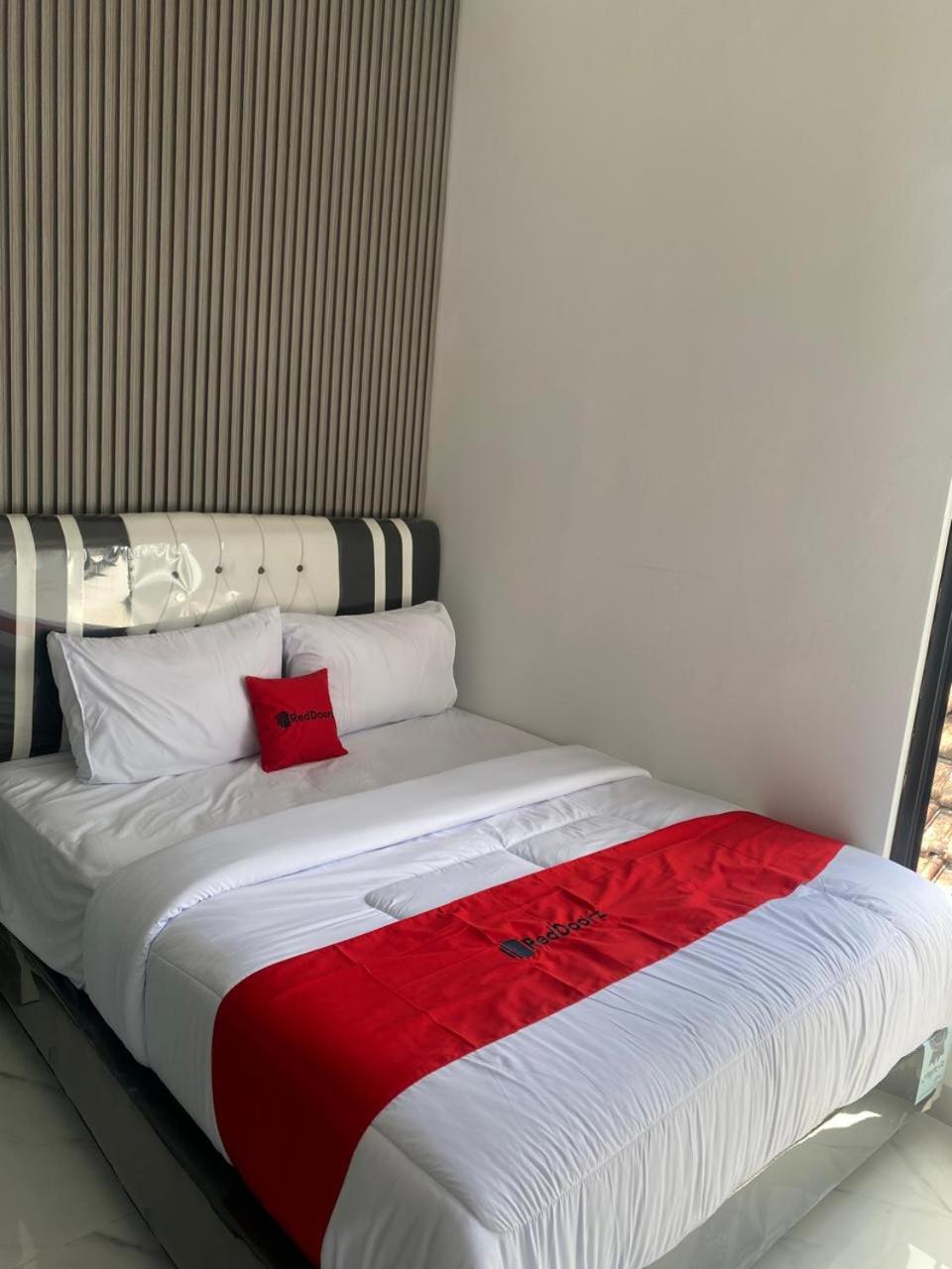 Reddoorz Syariah At Jl Pangeran Hidayatullah Cianjur Hotel Eksteriør billede
